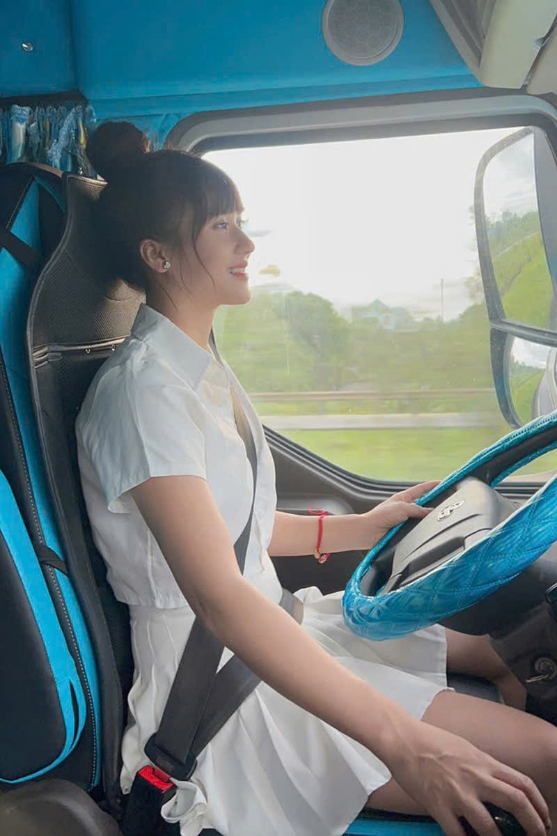 Cô gái Tuyên Quang xinh đẹp, Tiktoker nổi tiếng và đam mê lái xe tải 30 tấn Cô gái Tuyên Quang xinh đẹp, Tiktoker nổi tiếng và đam mê lái xe tải 30 tấn