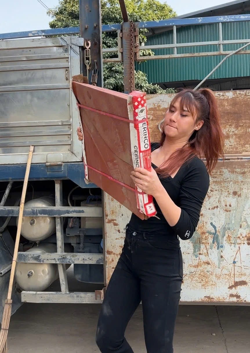 Nữ tài xế xe tải Tuyên Quang xinh đẹp, Tiktoker nổi tiếng và đam mê lái xe 30 tấn Nữ tài xế xe tải Tuyên Quang xinh đẹp, Tiktoker nổi tiếng và đam mê lái xe 30 tấn