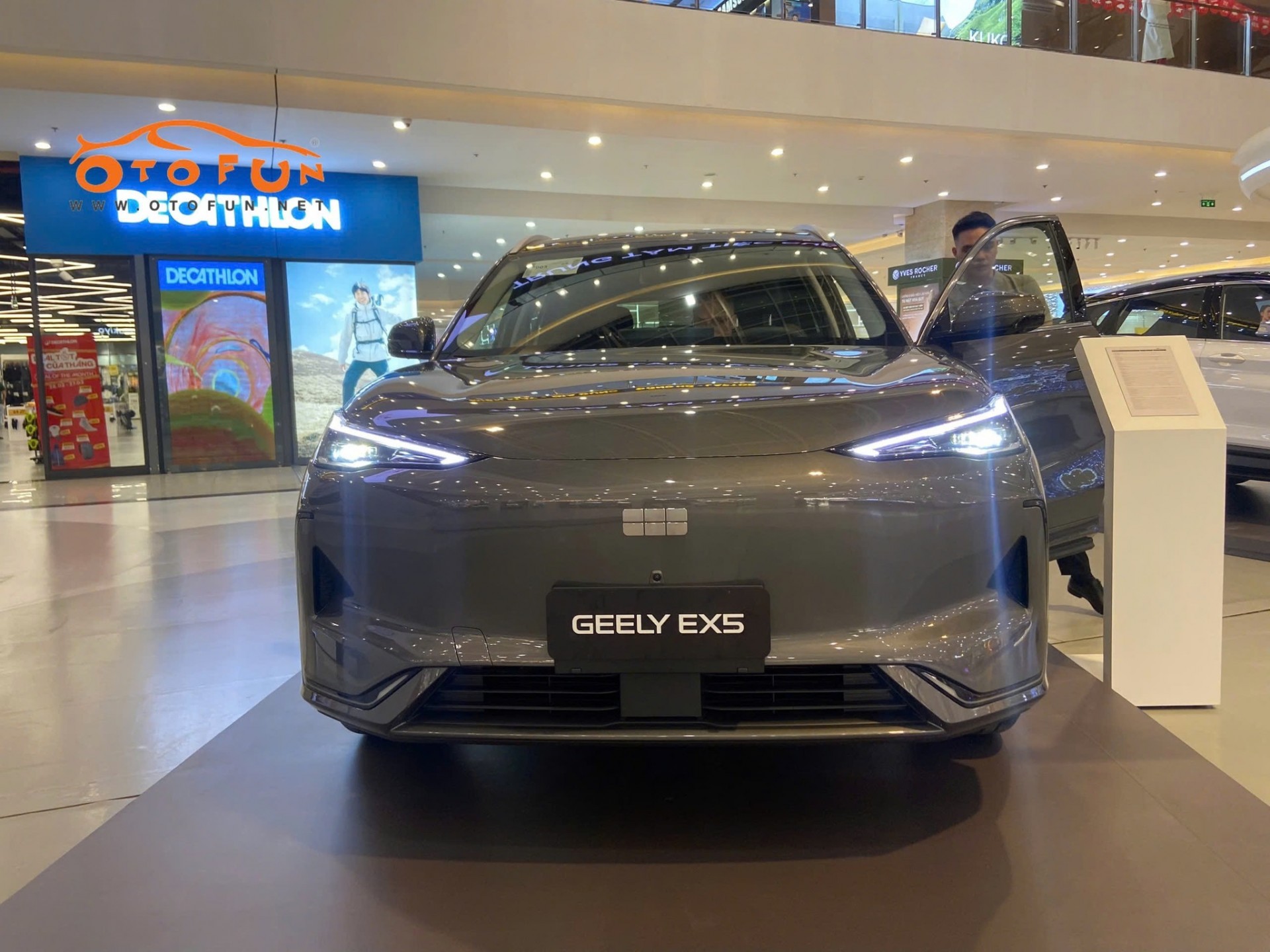 Cận cảnh xe điện Geely EX5: Thiết kế đẹp mắt, đối thủ đáng gờm của VinFast VF6 Cận cảnh xe điện Geely EX5: Thiết kế đẹp mắt, đối thủ đáng gờm của VinFast VF6