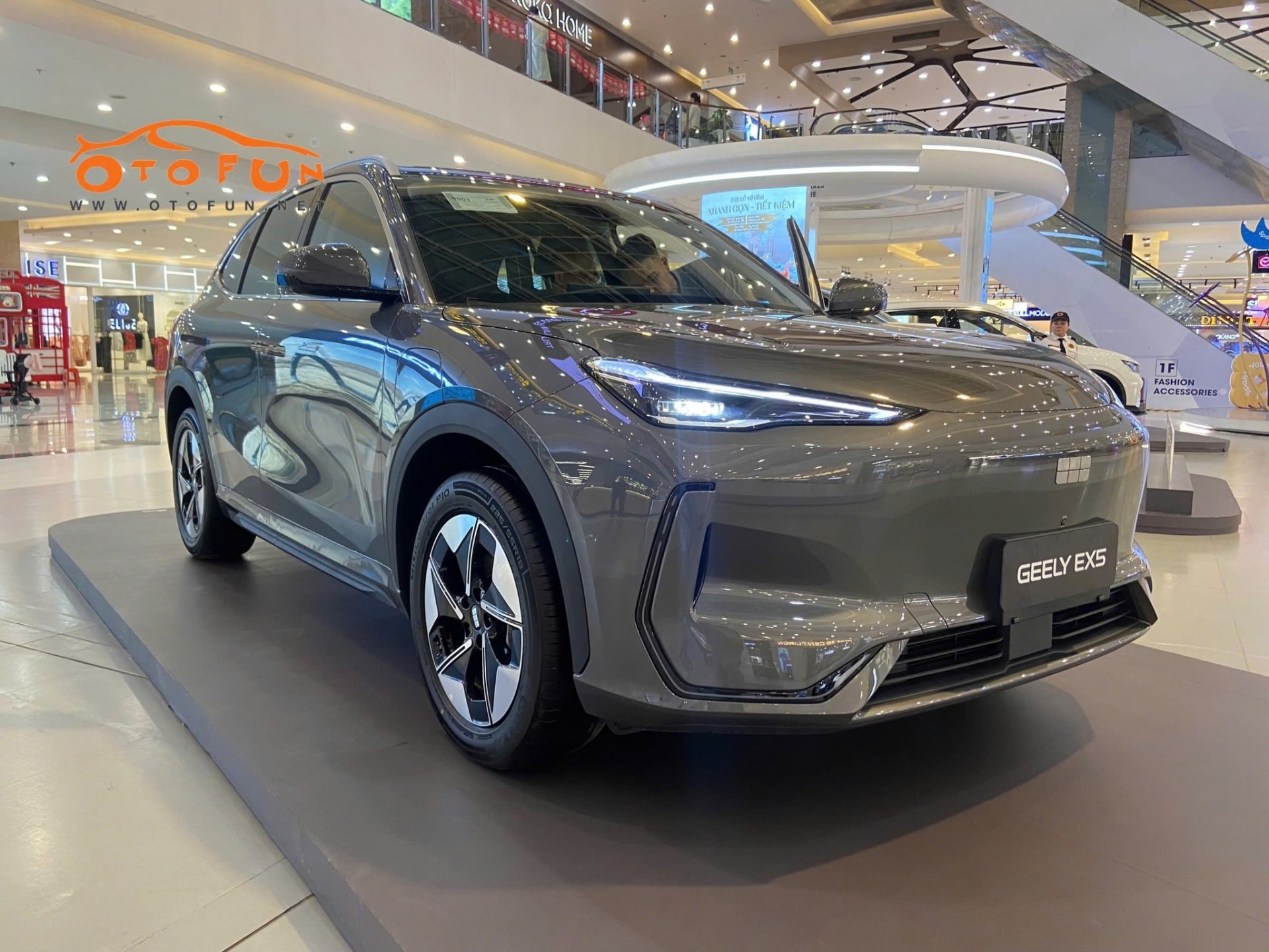 Cận cảnh xe điện Geely EX5: Thiết kế đẹp mắt, đối thủ đáng gờm của VinFast VF6 Cận cảnh xe điện Geely EX5: Thiết kế đẹp mắt, đối thủ đáng gờm của VinFast VF6