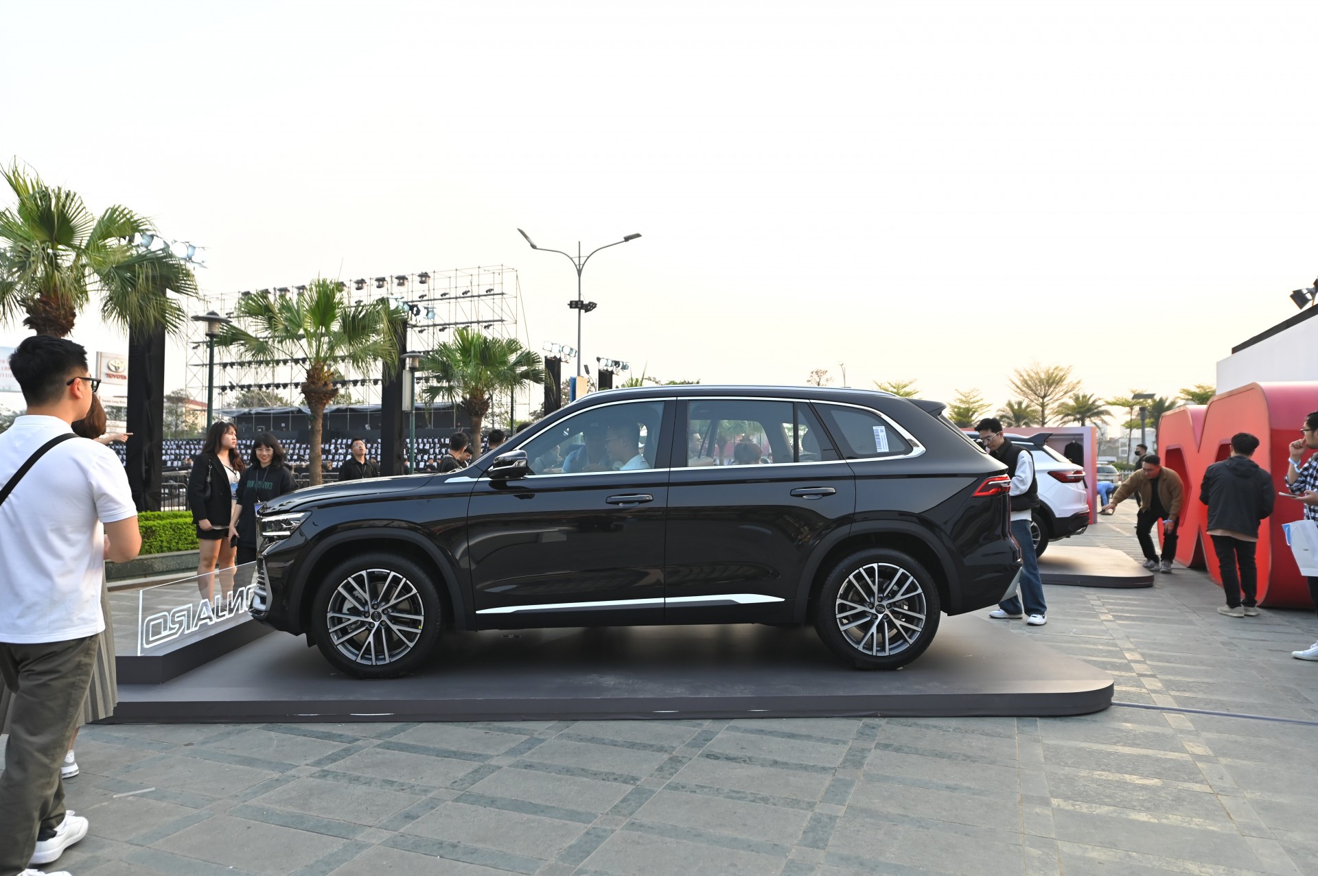 Chi tiết mẫu xe Trung Quốc Geely Monjard: SUV cỡ D nhưng giá dưới một tỷ đồng, nhiều trang bị lạ Chi tiết mẫu xe Trung Quốc Geely Monjaro: SUV cỡ D nhưng giá dưới một tỷ đồng, nhiều trang bị lạ