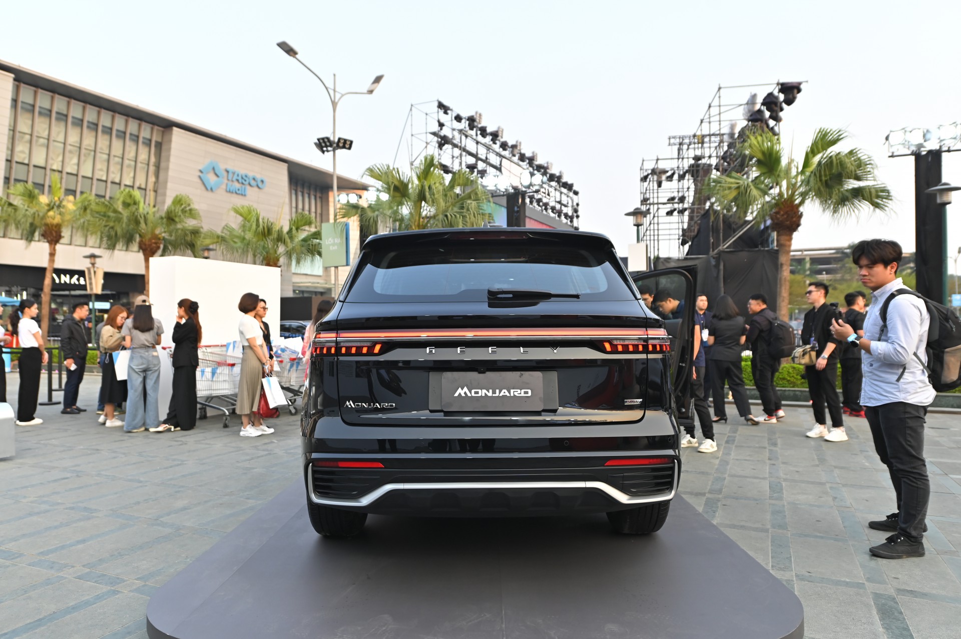 Chi tiết mẫu xe Trung Quốc Geely Monjard: SUV cỡ D nhưng giá dưới một tỷ đồng, nhiều trang bị lạ Chi tiết mẫu xe Trung Quốc Geely Monjaro: SUV cỡ D nhưng giá dưới một tỷ đồng, nhiều trang bị lạ