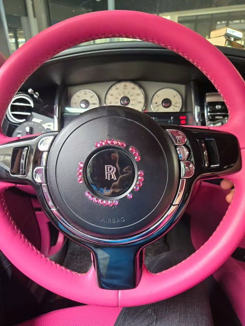 'Nữ hoàng nội y' Ngọc Trinh bán xe siêu sang Rolls-Royce Ghost đời cũ 'Nữ hoàng nội y' Ngọc Trinh bán xe siêu sang Rolls-Royce Ghost đời cũ