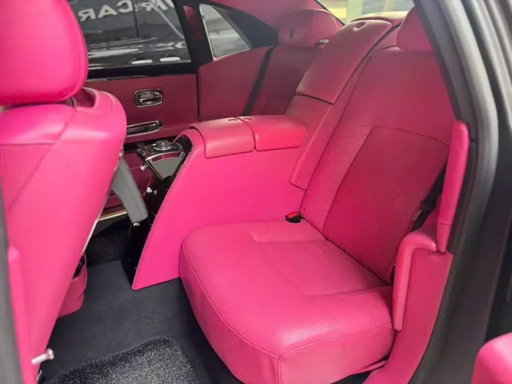 'Nữ hoàng nội y' Ngọc Trinh bán xe siêu sang Rolls-Royce Ghost đời cũ 'Nữ hoàng nội y' Ngọc Trinh bán xe siêu sang Rolls-Royce Ghost đời cũ