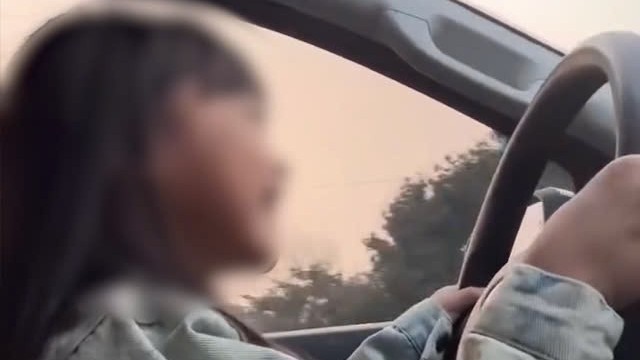 CSGT xác minh clip người bố để con gái lái ô tô với tốc độ 50-60 km/giờ