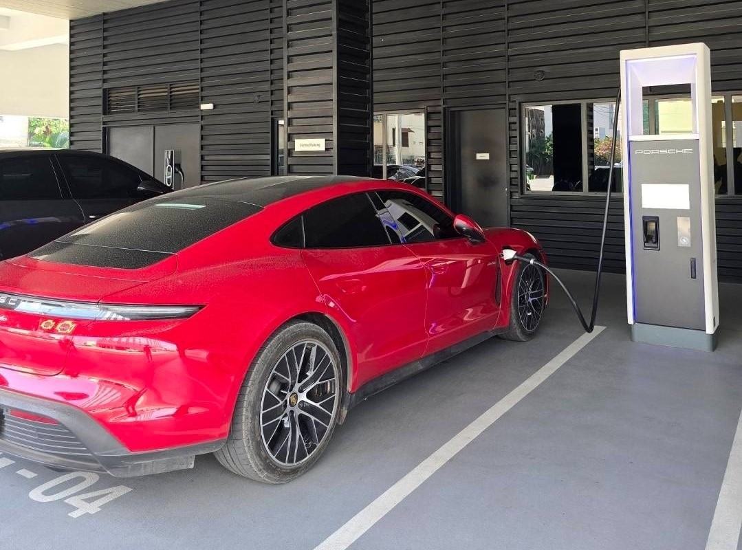 OFer đánh giá Porsche Taycan điện sau 20.000 km: Vận hành êm ái, nhưng hàng ghế sau không thoải mái OFer đánh giá Porsche Taycan điện sau 20.000 km: Vận hành êm ái, nhưng hàng ghế sau không thoải mái