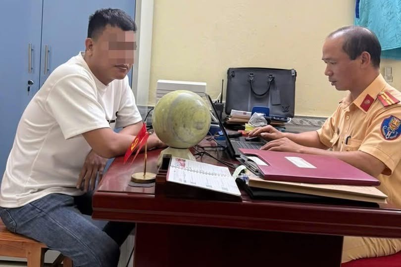 Người bố để con gái cầm vô lăng lái ô tô chạy 60 km/h bị phạt 30 triệu đồng Người bố để con gái cầm vô lăng lái ô tô chạy 60 km/h bị phạt 30 triệu đồng