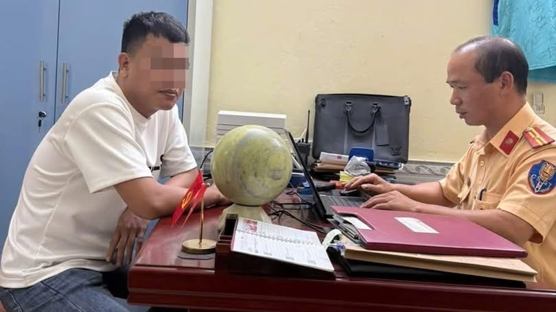 Người bố để con gái 6 tuổi cầm vô lăng lái ô tô chạy 60 km/h bị phạt 30 triệu đồng