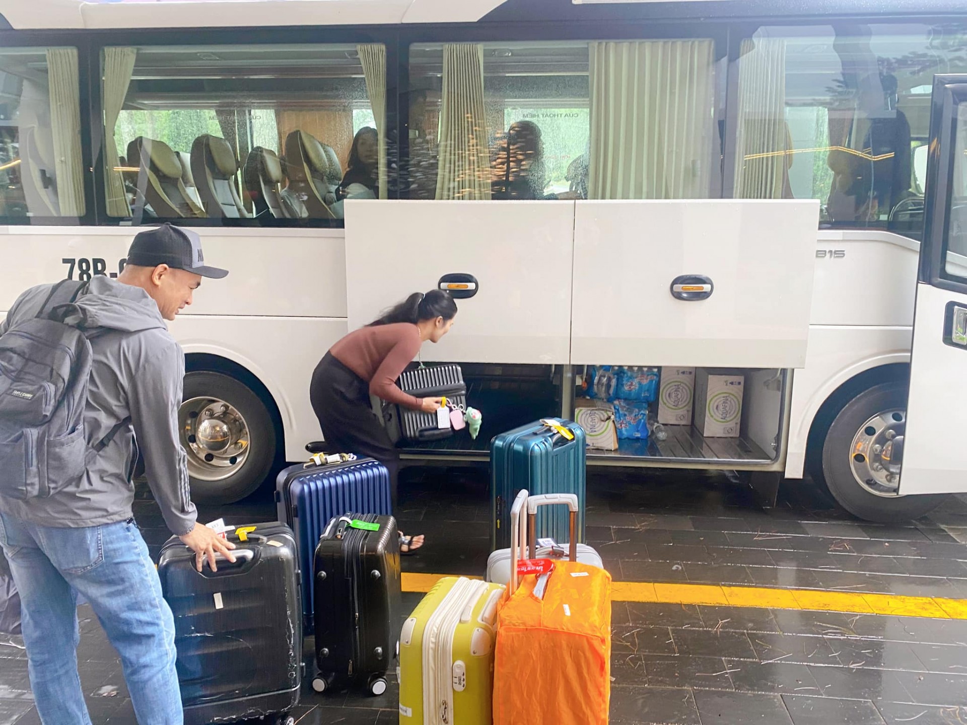 Nữ tài xế xe khách Võ Thị Kim Chi đam mê lái ô tô, chặng đường từ chạy taxi đến điều khiển xe 45 chỗ Nữ tài xế xe khách Võ Thị Kim Chi đam mê lái ô tô, chặng đường từ chạy taxi đến điều khiển xe 45 chỗ