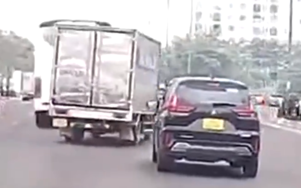 Xe tải tạt đầu nhiều xe, đánh võng qua ba làn đường cực kỳ nguy hiểm Xe tải tạt đầu nhiều xe, đánh võng qua ba làn đường cực kỳ nguy hiểm