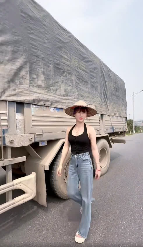 Nữ tài xế xe tải Tuyên Quang xinh đẹp, Tiktoker nổi tiếng và đam mê lái xe 30 tấn Nữ tài xế xe tải Tuyên Quang xinh đẹp, Tiktoker nổi tiếng và đam mê lái xe 30 tấn