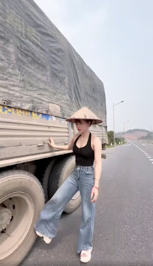 Nữ tài xế xe tải Tuyên Quang xinh đẹp, Tiktoker nổi tiếng và đam mê lái xe 30 tấn Nữ tài xế xe tải Tuyên Quang xinh đẹp, Tiktoker nổi tiếng và đam mê lái xe 30 tấn