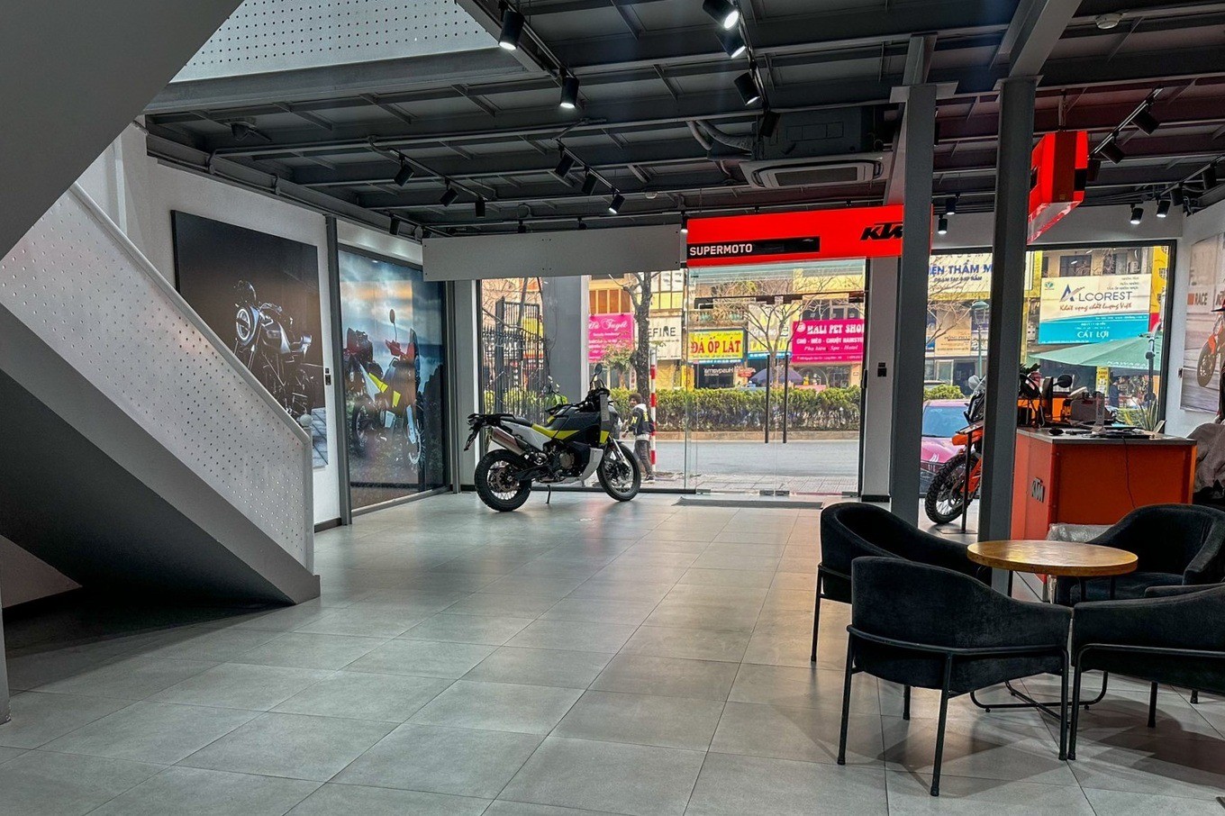 Showroom Ducati tại Hà Nội bất ngờ đóng cửa từ ngày 1/4 Showroom Ducati tại Hà Nội bất ngờ đóng cửa từ ngày 1/4