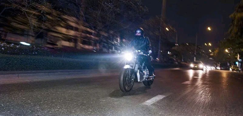 Đèn pha, sáng đèn cốt không sáng xe máy Đèn xe máy rất quan trọng khi lưu thông.