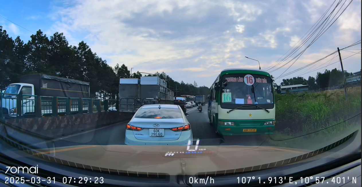 Xe buýt đi ngược chiều tại Đồng Nai, tình huống nguy hiểm khôn lường Xe buýt đi ngược chiều tại Đồng Nai, tình huống nguy hiểm khôn lường