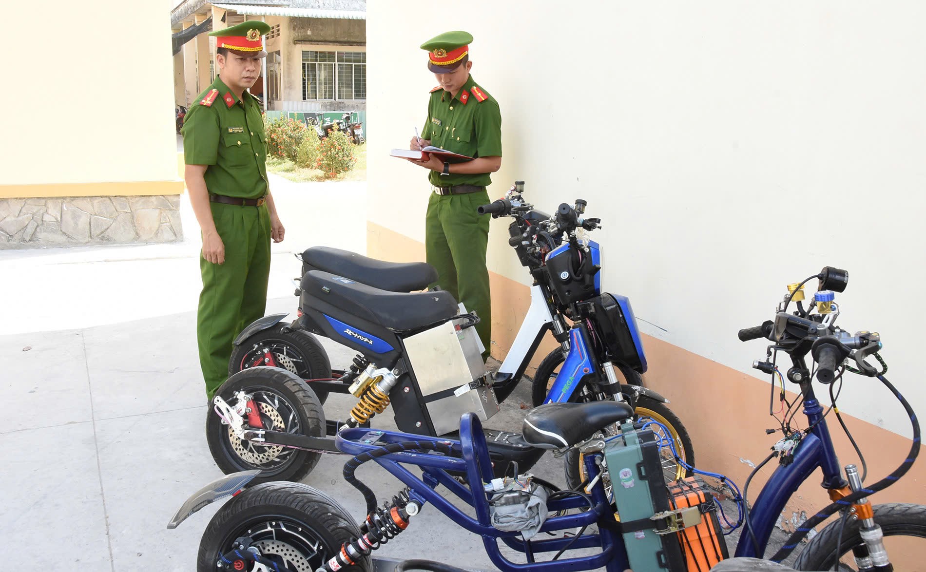 Thiếu niên độ xe đạp điện lên gần 100 km/h nói gì tại trụ sở công an? Thiếu niên độ xe đạp điện lên gần 100 km/h nói gì tại trụ sở công an?
