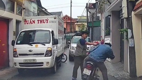Tài xế xe tải đánh người khi bị nhắc nhở đỗ xe song song chắn hết đường đi tại Hà Tĩnh