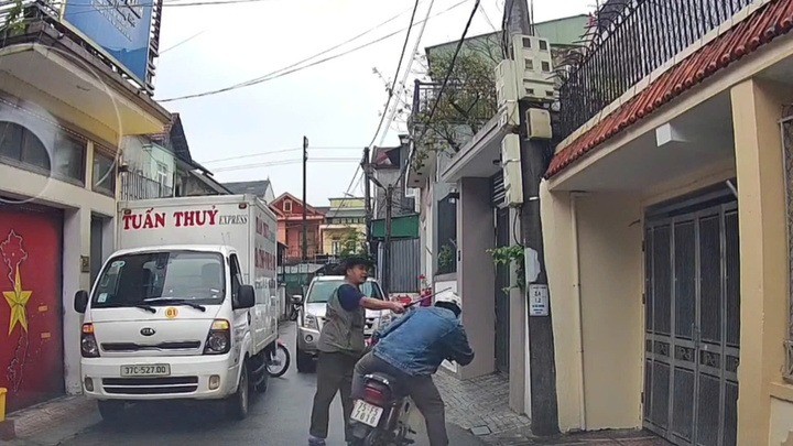 Tài xế xe tải đánh người khi bị nhắc nhở đỗ xe song song chắn hết đường đi tại Hà Tĩnh Tài xế xe tải đánh người khi bị nhắc nhở đỗ xe song song chắn hết đường đi tại Hà Tĩnh