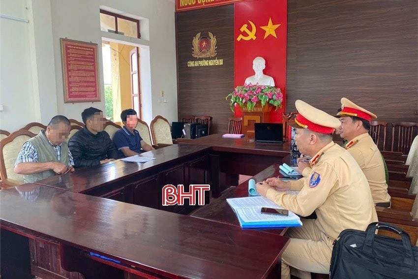 Tài xế xe tải đánh người khi bị nhắc nhở đỗ xe song song chắn hết đường đi tại Hà Tĩnh Tài xế xe tải đánh người khi bị nhắc nhở đỗ xe song song chắn hết đường đi tại Hà Tĩnh