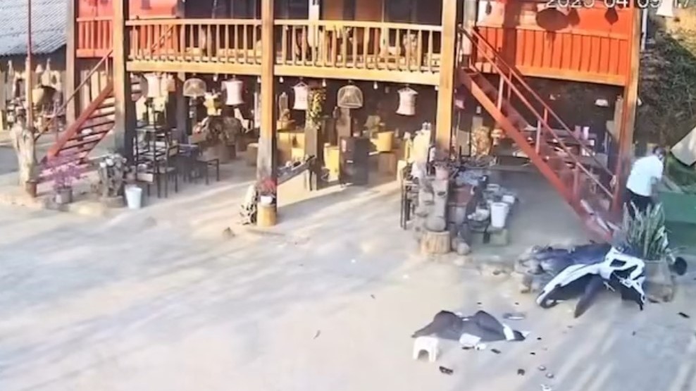 Kinh hoàng khoảnh khắc xe máy mất phanh khi lao dốc tại Tà Xùa