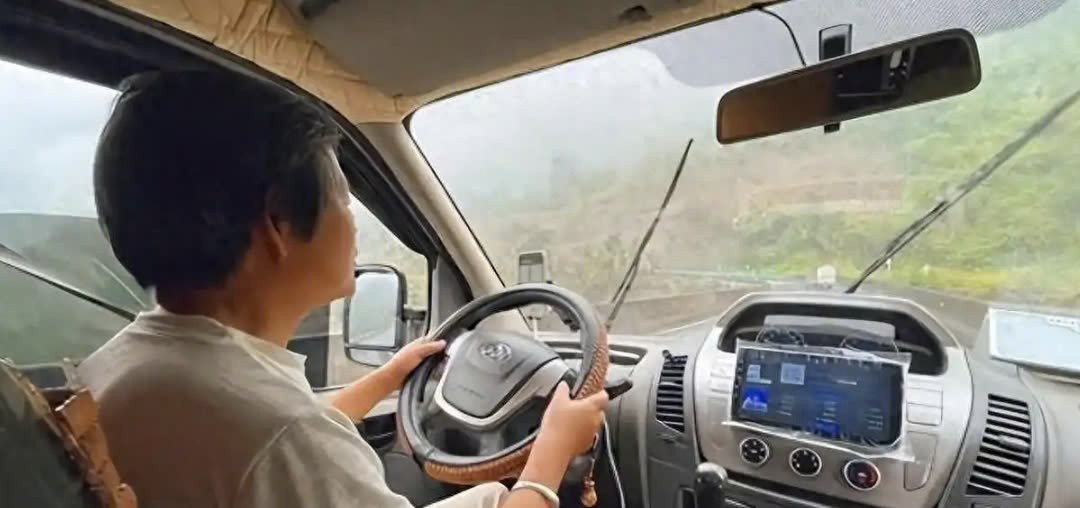 Cụ bà 71 tuổi, bán nhà, lái xe du lịch suốt 8 năm, chinh phục 360.000km Cụ bà 71 tuổi, bán nhà, lái xe du lịch suốt 8 năm, chinh phục 360.000km