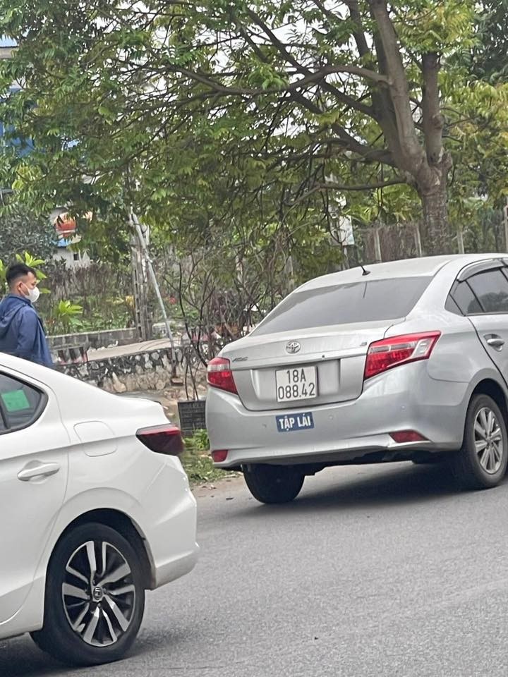 Vượt lấn làn ngược chiều, xe tập lái 'đốn' gãy càng chữ A xe Mercedes - Benz GLC Vượt lấn làn ngược chiều, xe tập lái 'đốn' gãy càng chữ A xe Mercedes - Benz GLC