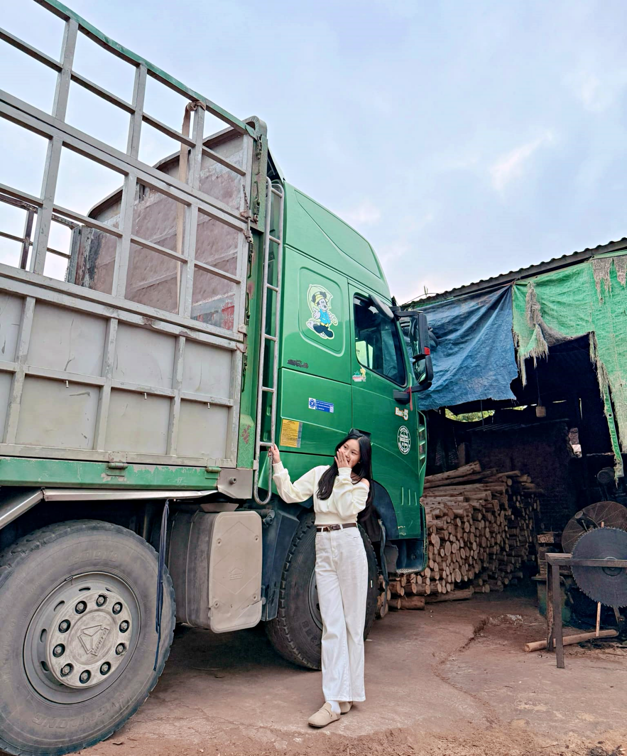 Cô gái lái máy xúc kiêm lái xe tải ở Bắc Giang phá vỡ định kiến nghề tài xế Cô gái lái máy xúc kiêm lái xe tải ở Bắc Giang phá vỡ định kiến nghề tài xế