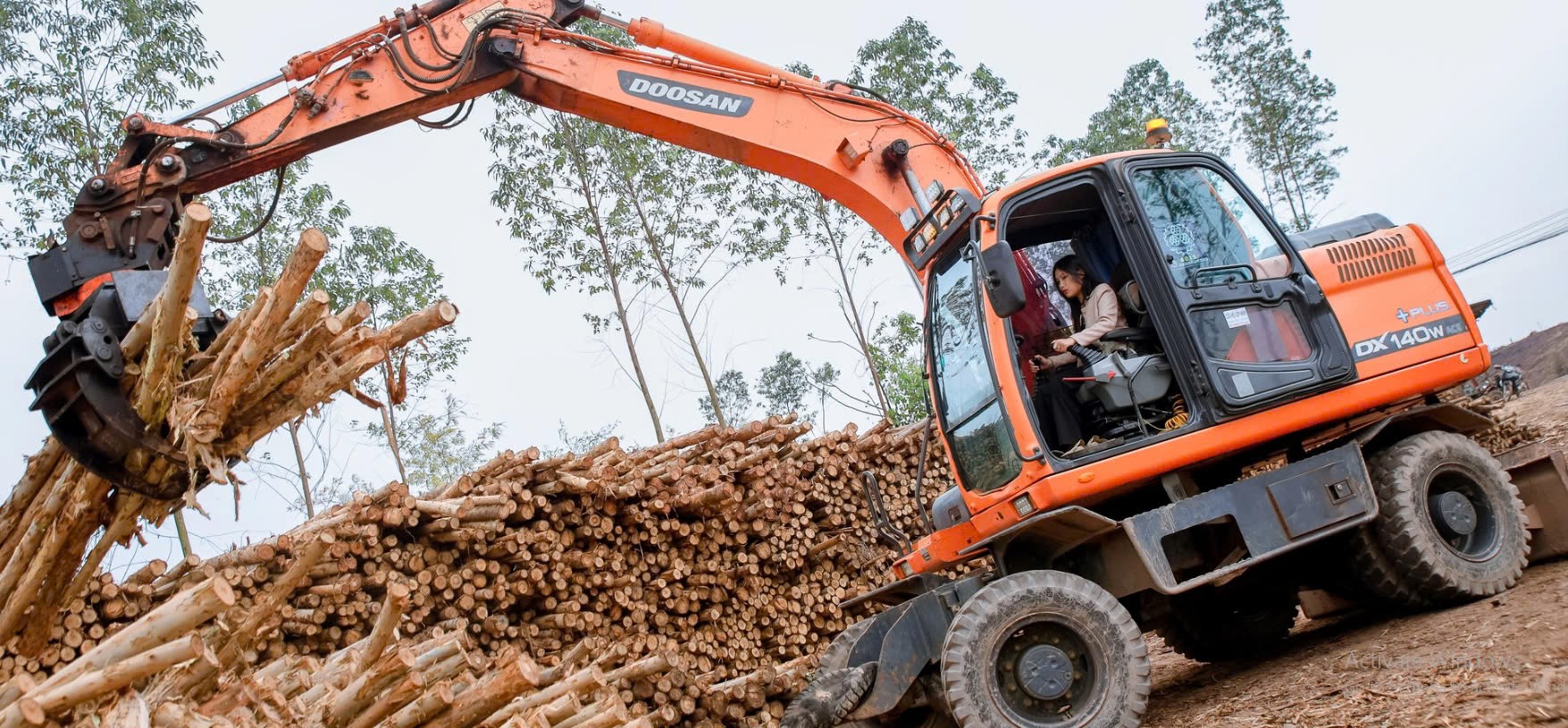 'Cân' cả máy xúc, xe tải, cô gái Bắc Giang phá vỡ định kiến nghề tài xế 'Cân' cả máy xúc, xe tải, cô gái Bắc Giang phá vỡ định kiến nghề tài xế