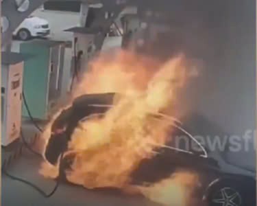 Xe Mercedes-Benz bất ngờ bốc cháy dữ dội khi đang sạc pin Xe Mercedes-Benz bất ngờ bốc cháy dữ dội khi đang sạc pin