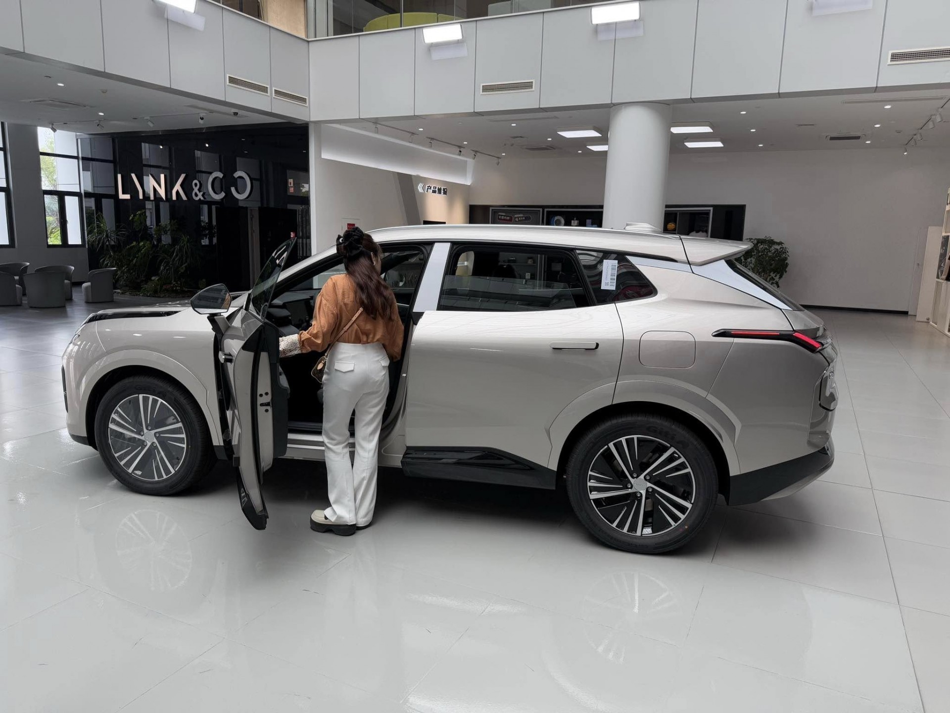 Cận cảnh SUV hybrid Lynk & Co 08 EM-P, giá quy đổi 699 triệu đồng Cận cảnh SUV hybrid Lynk & Co 08 EM-P, giá quy đổi 699 triệu đồng