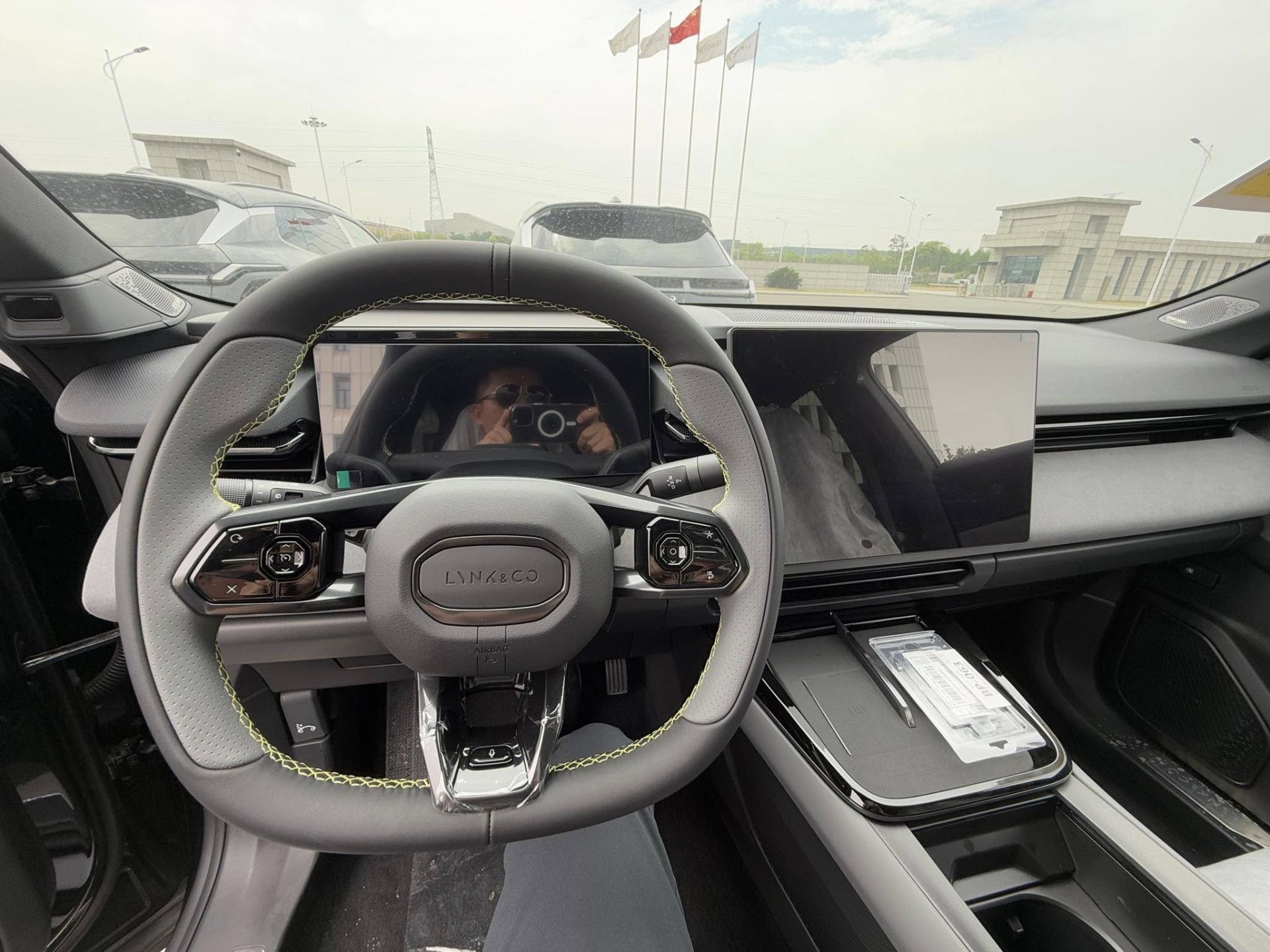 Cận cảnh SUV hybrid Lynk & Co 08 EM-P, giá quy đổi 699 triệu đồng Cận cảnh SUV hybrid Lynk & Co 08 EM-P, giá quy đổi 699 triệu đồng