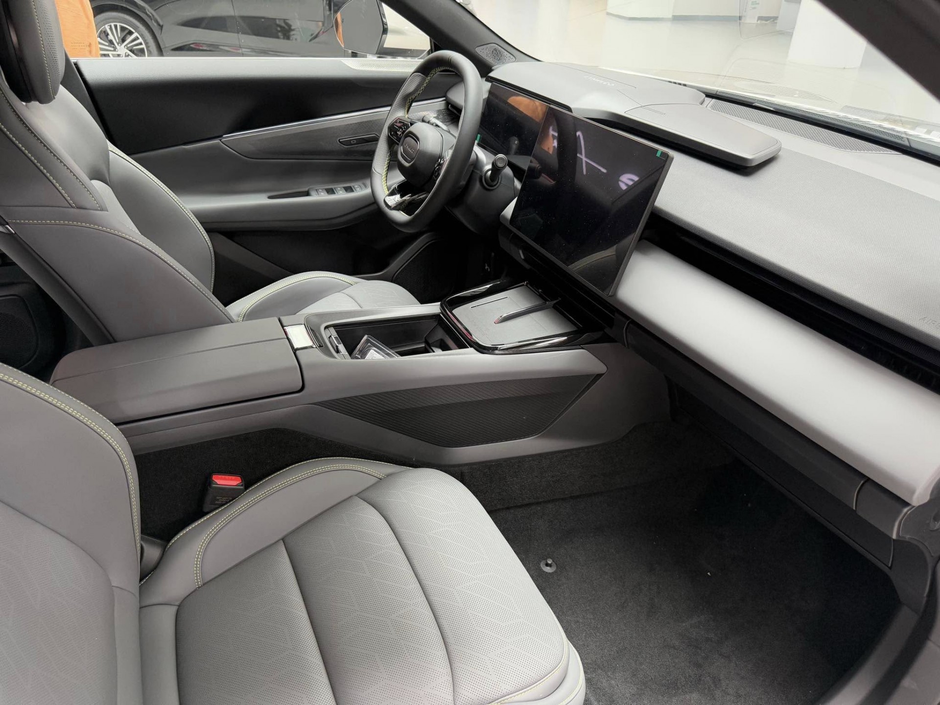 Cận cảnh SUV hybrid Lynk & Co 08 EM-P, giá quy đổi 699 triệu đồng Cận cảnh SUV hybrid Lynk & Co 08 EM-P, giá quy đổi 699 triệu đồng