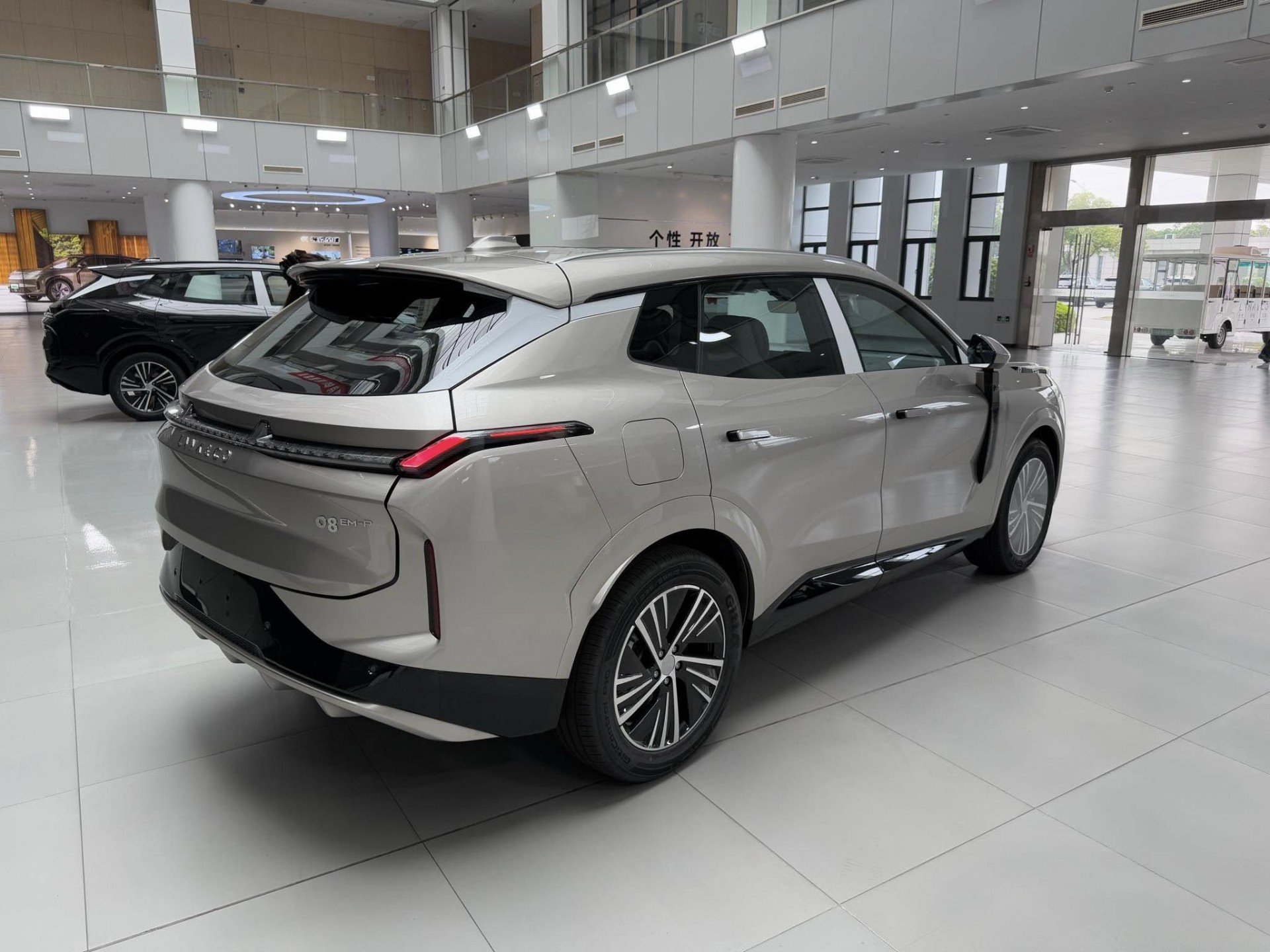 Cận cảnh SUV hybrid Lynk & Co 08 EM-P, giá quy đổi 699 triệu đồng Cận cảnh SUV hybrid Lynk & Co 08 EM-P, giá quy đổi 699 triệu đồng