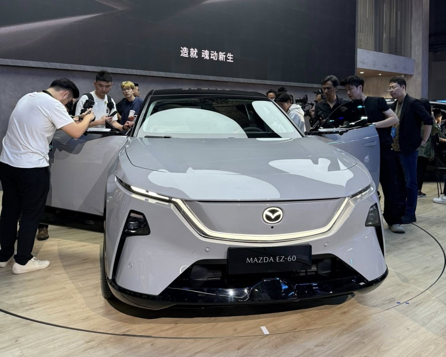 Mazda EZ-60 ra mắt, SUV điện thách thức Tesla Model Y Mazda EZ-60 ra mắt, SUV điện thách thức Tesla Model Y