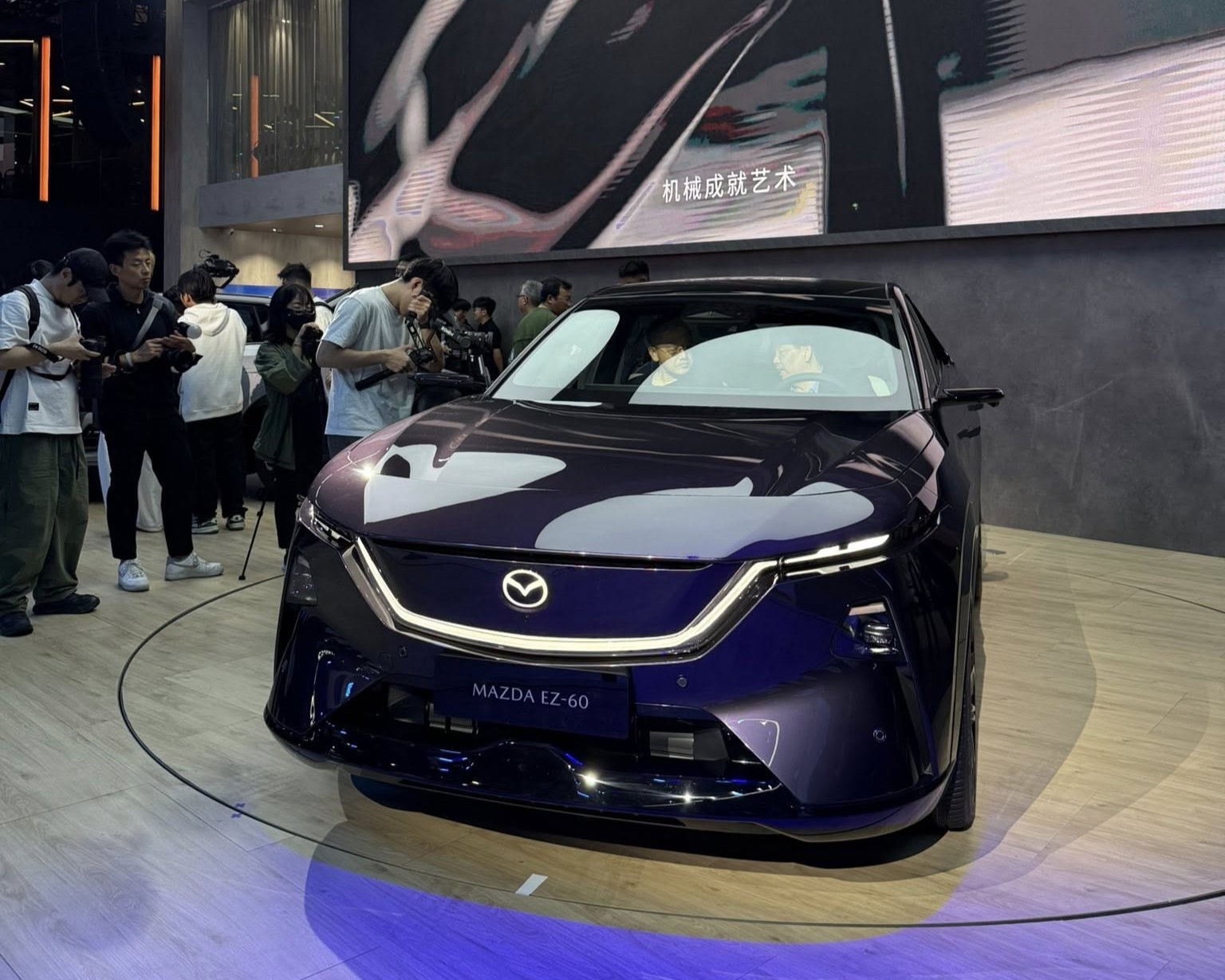 Mazda EZ-60 ra mắt, SUV điện thách thức Tesla Model Y Mazda EZ-60 ra mắt, SUV điện thách thức Tesla Model Y