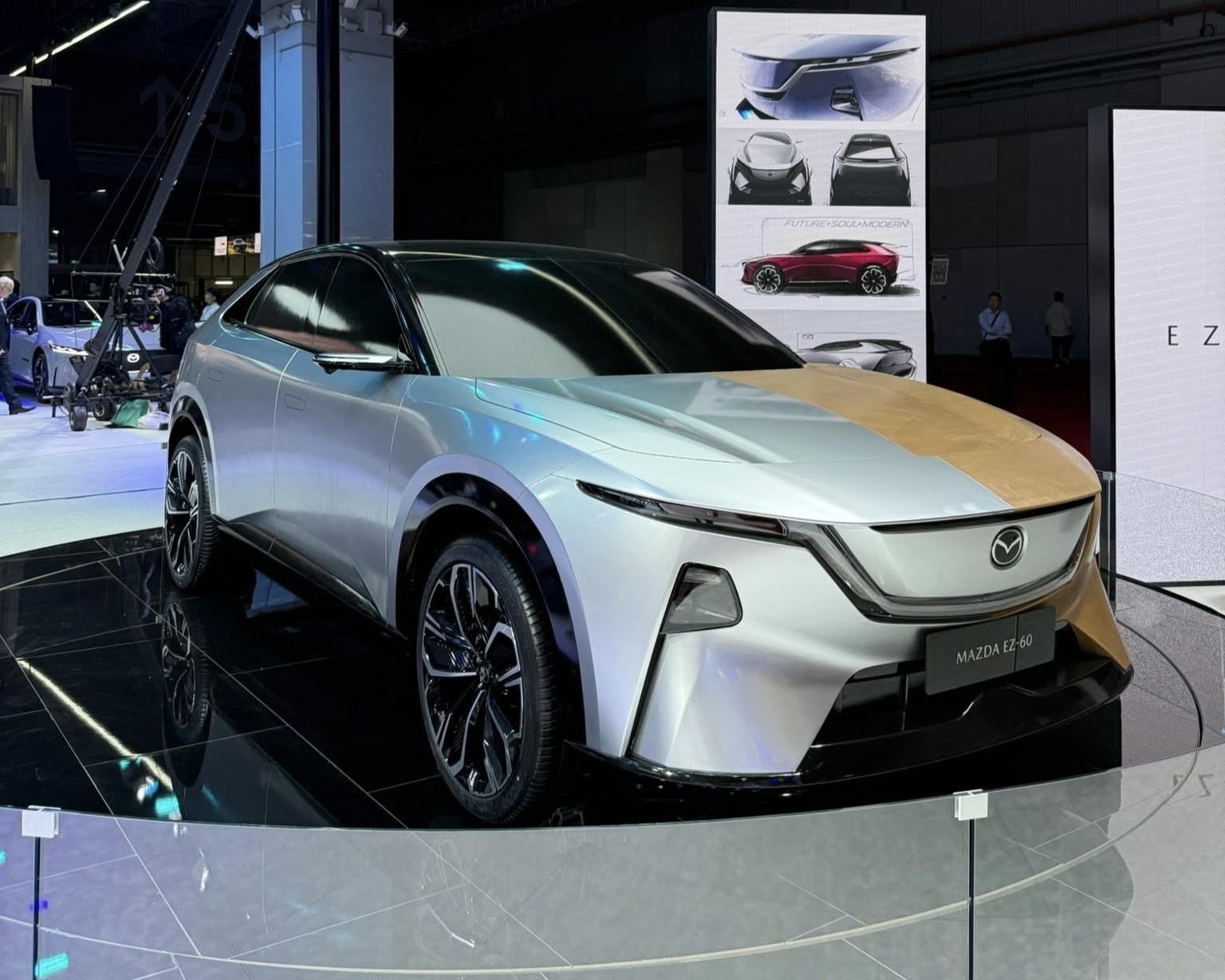 Mazda EZ-60 ra mắt, SUV điện thách thức Tesla Model Y Mazda EZ-60 ra mắt, SUV điện thách thức Tesla Model Y