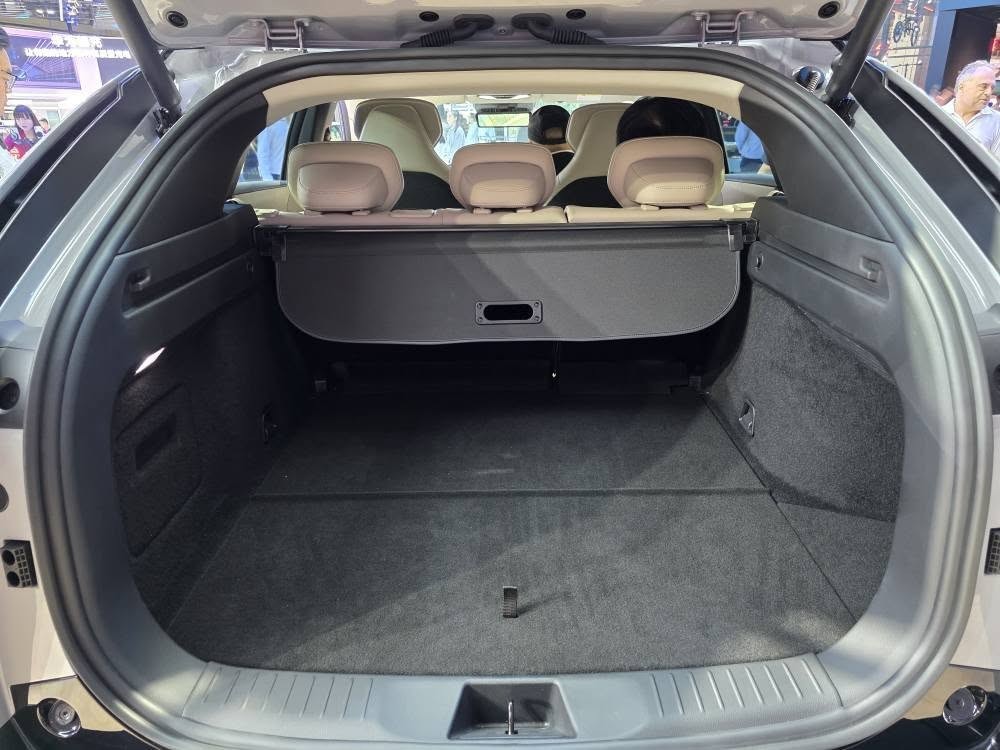 Mazda EZ-60 ra mắt, SUV điện thách thức Tesla Model Y Mazda EZ-60 ra mắt, SUV điện thách thức Tesla Model Y