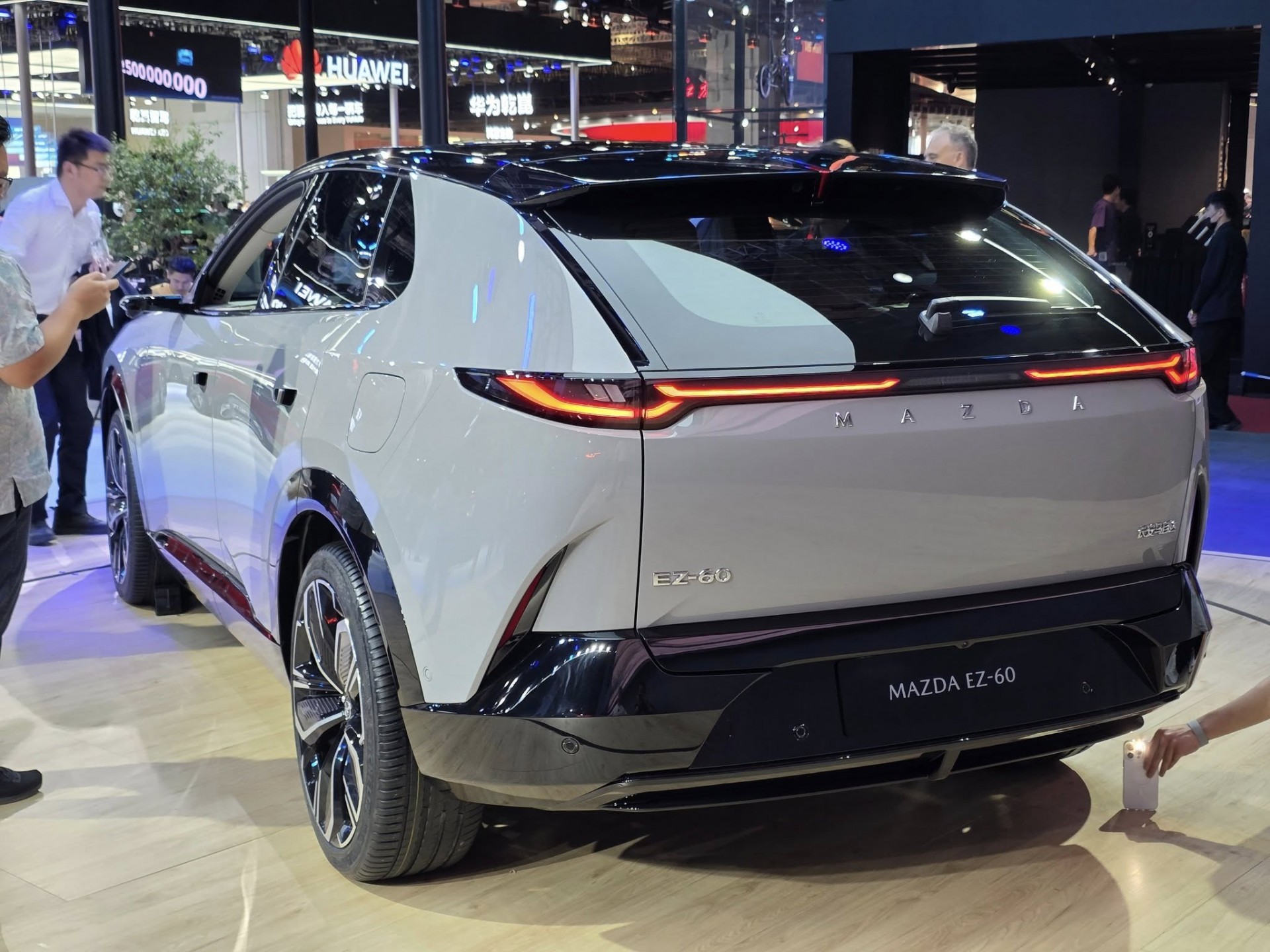 Mazda EZ-60 ra mắt, SUV điện thách thức Tesla Model Y Mazda EZ-60 ra mắt, SUV điện thách thức Tesla Model Y