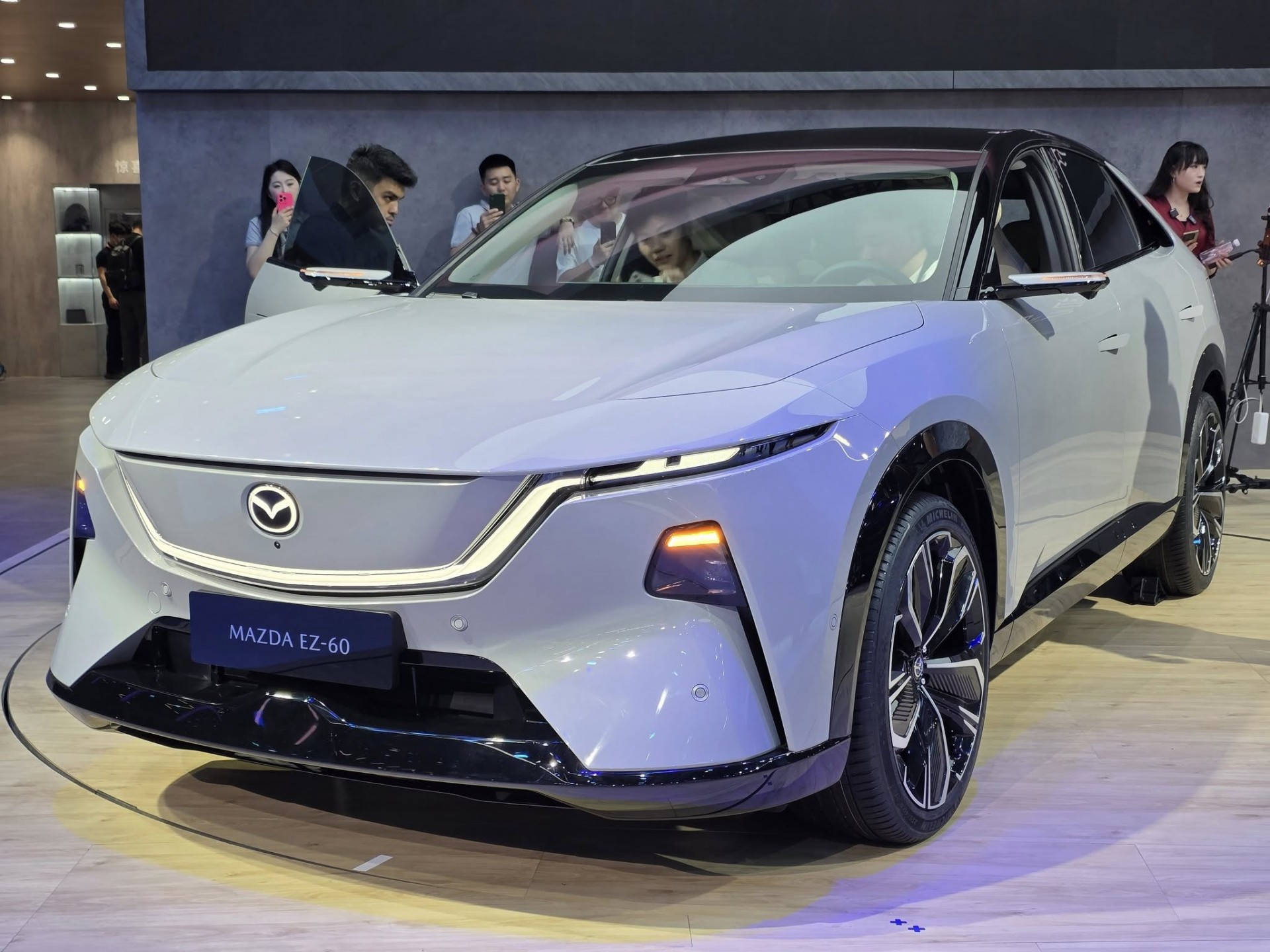 Mazda EZ-60 ra mắt, SUV điện thách thức Tesla Model Y Mazda EZ-60 ra mắt, SUV điện thách thức Tesla Model Y