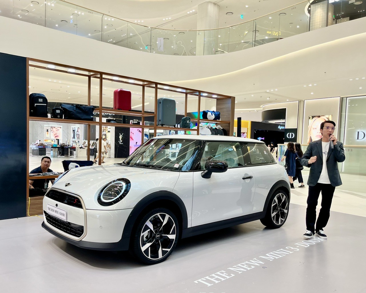 Bộ đôi Mini Cooper S 3 cửa và 5 cửa thế hệ mới ra mắt, giá từ 2,099 tỷ Bộ đôi Mini Cooper S 3 cửa và 5 cửa thế hệ mới ra mắt, giá từ 2,099 tỷ