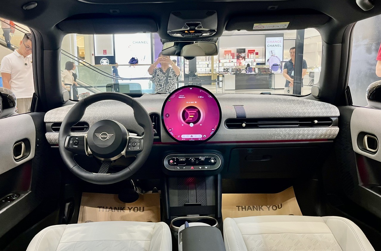 Bộ đôi Mini Cooper S 3 cửa và 5 cửa thế hệ mới ra mắt, giá từ 2,099 tỷ Bộ đôi Mini Cooper S 3 cửa và 5 cửa thế hệ mới ra mắt, giá từ 2,099 tỷ