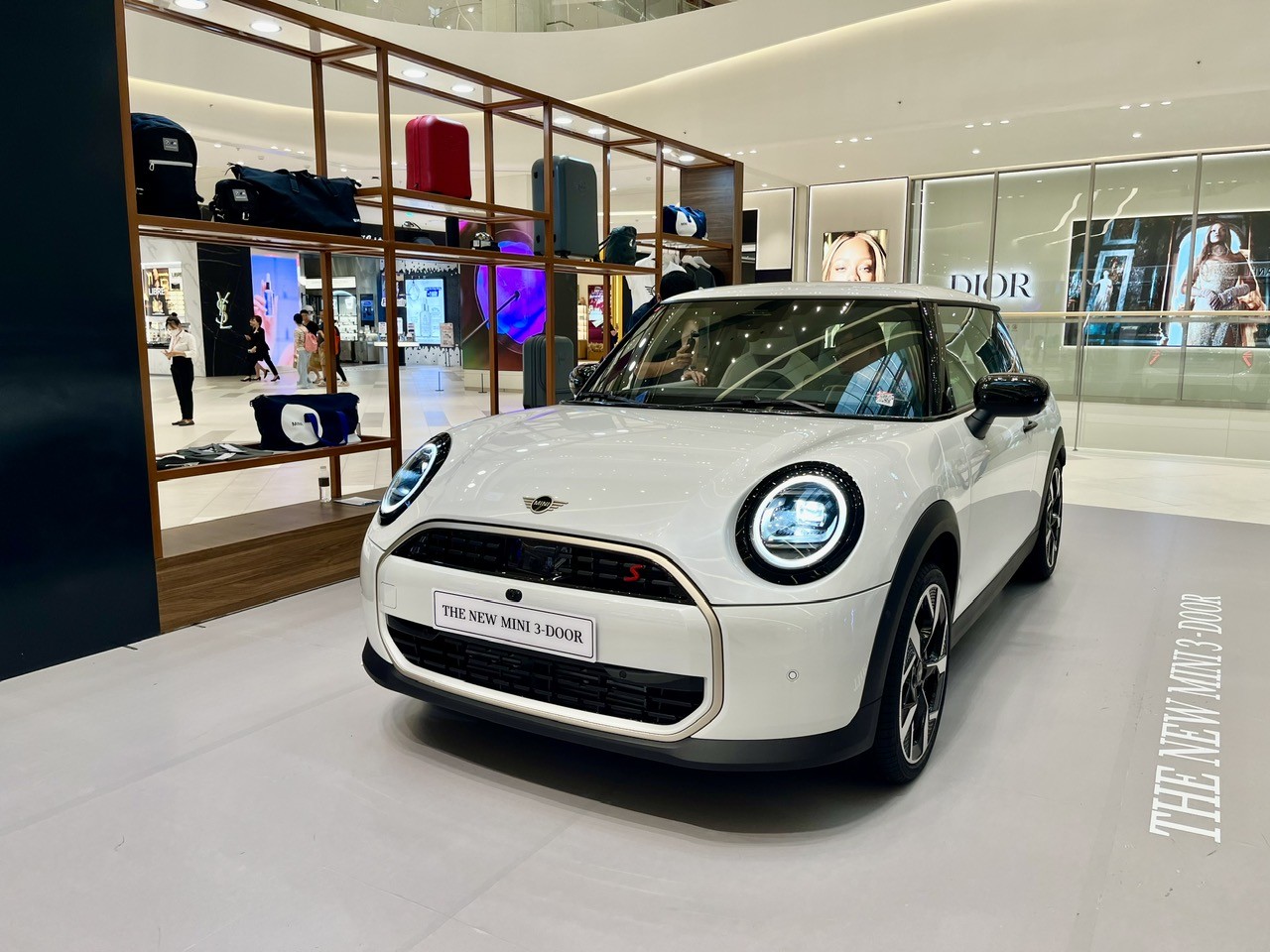 Bộ đôi Mini Cooper S 3 cửa và 5 cửa thế hệ mới ra mắt, giá từ 2,099 tỷ Bộ đôi Mini Cooper S 3 cửa và 5 cửa thế hệ mới ra mắt, giá từ 2,099 tỷ