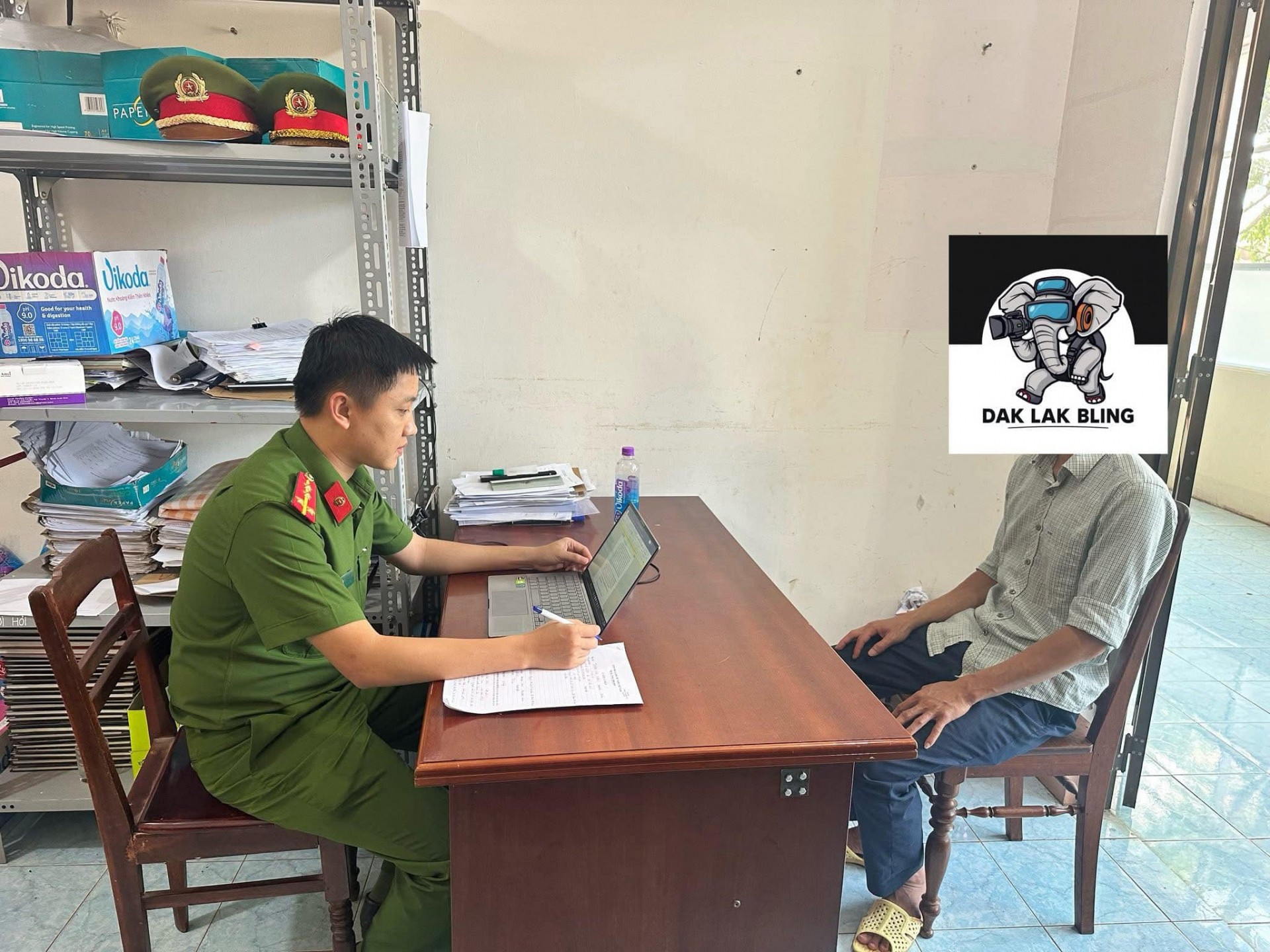 Đối tượng cầm búa đập biển báo giao thông tại TP Buôn Ma Thuột, kết quả test nhanh gây bất ngờ Đối tượng cầm búa đập biển báo giao thông tại TP Buôn Ma Thuột, kết quả test nhanh gây bất ngờ