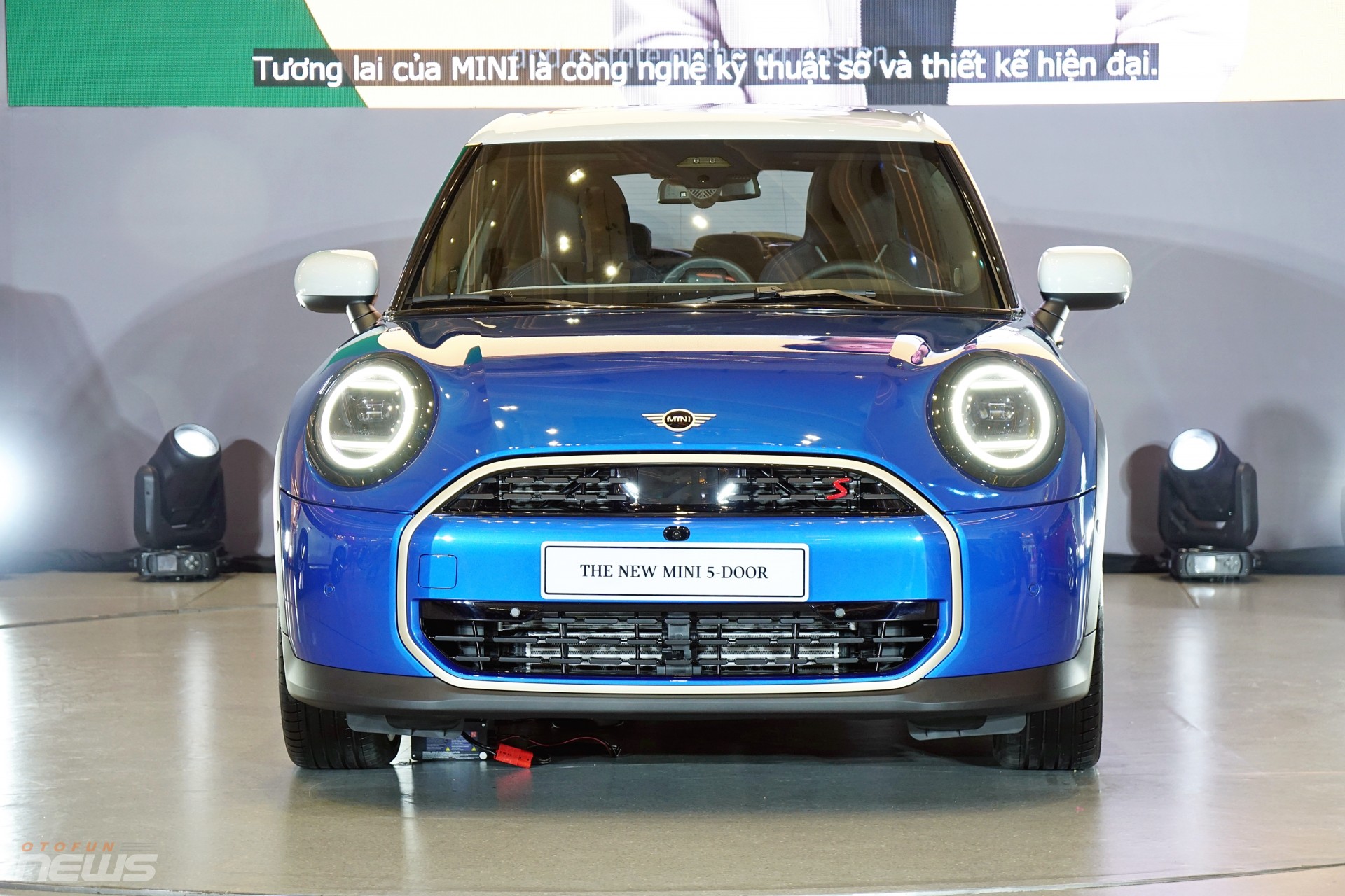 Kết hợp cùng hộp số ly hợp kép 7 cấp Steptronic và hệ dẫn động cầu trước, MINI Cooper mới cho khả năng tăng tốc 0–100 km/h trong 6,6 giây (bản 3 cửa), trong 6,8 giây (bản 5 cửa). Chế độ lái đa dạng gồm Green, Core, Go-Kart.
