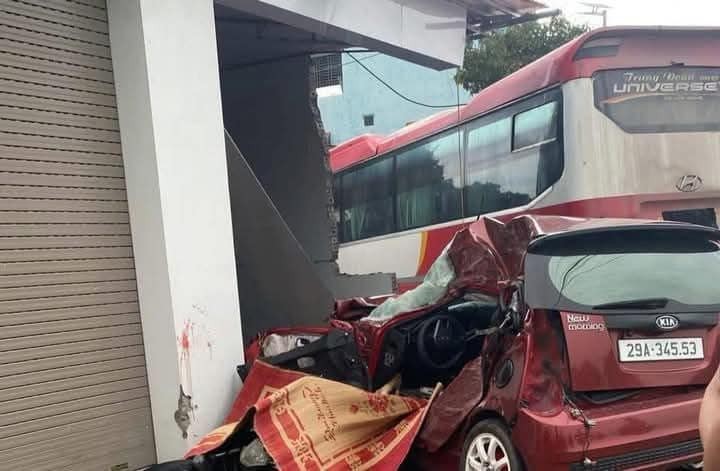 Uống rượu say, tài xế xe khách tông nát nhiều xe máy, một xe con khiến 2 người tử vong