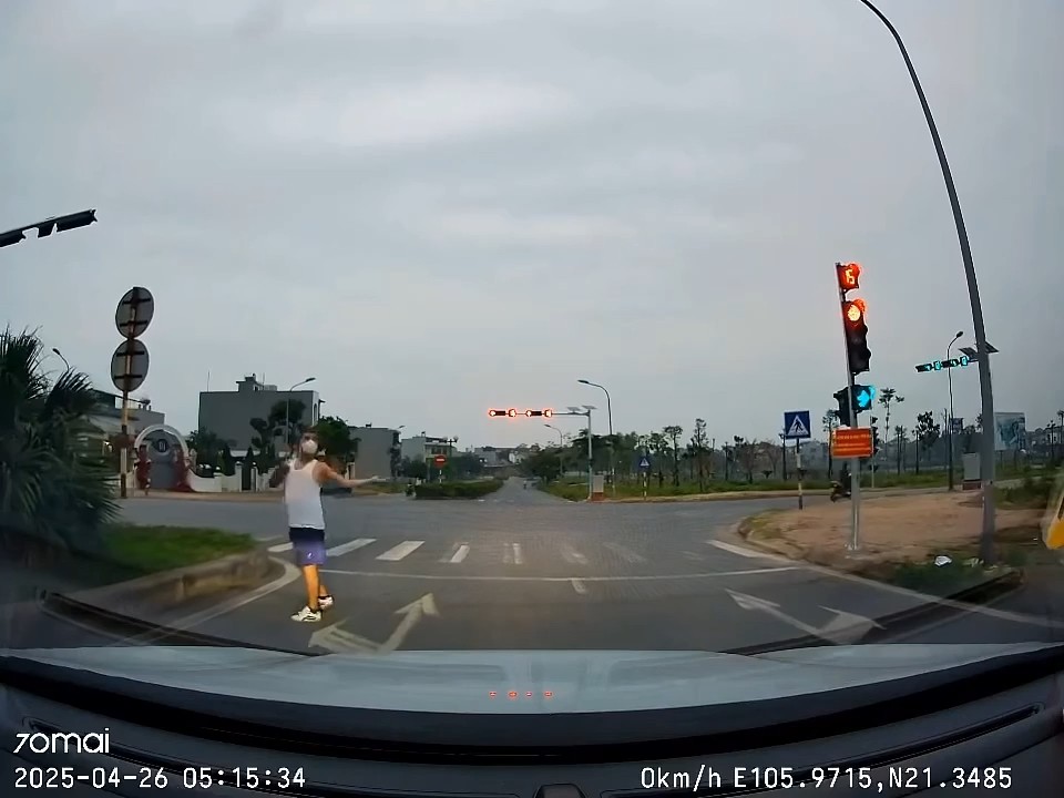 Người đàn ông tập thể dục giữa ngã tư đèn đỏ gây nguy hiểm Người đàn ông tập thể dục giữa ngã tư đèn đỏ gây nguy hiểm