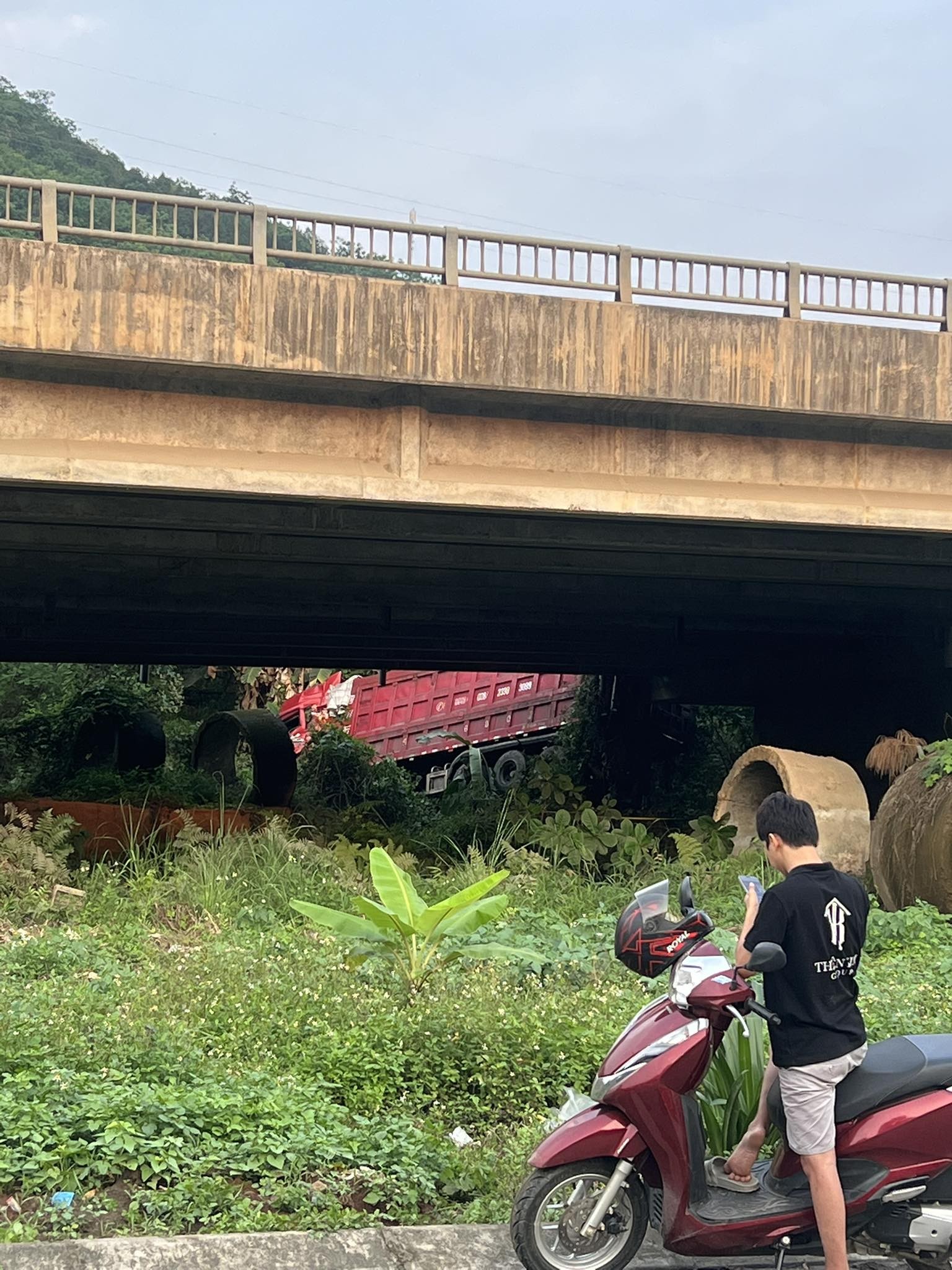 Ô tô Trung Quốc rơi khỏi cao tốc Nội Bài - Lào Cai, 3 người bị thương Ô tô Trung Quốc rơi khỏi cao tốc Nội Bài - Lào Cai, 3 người bị thương
