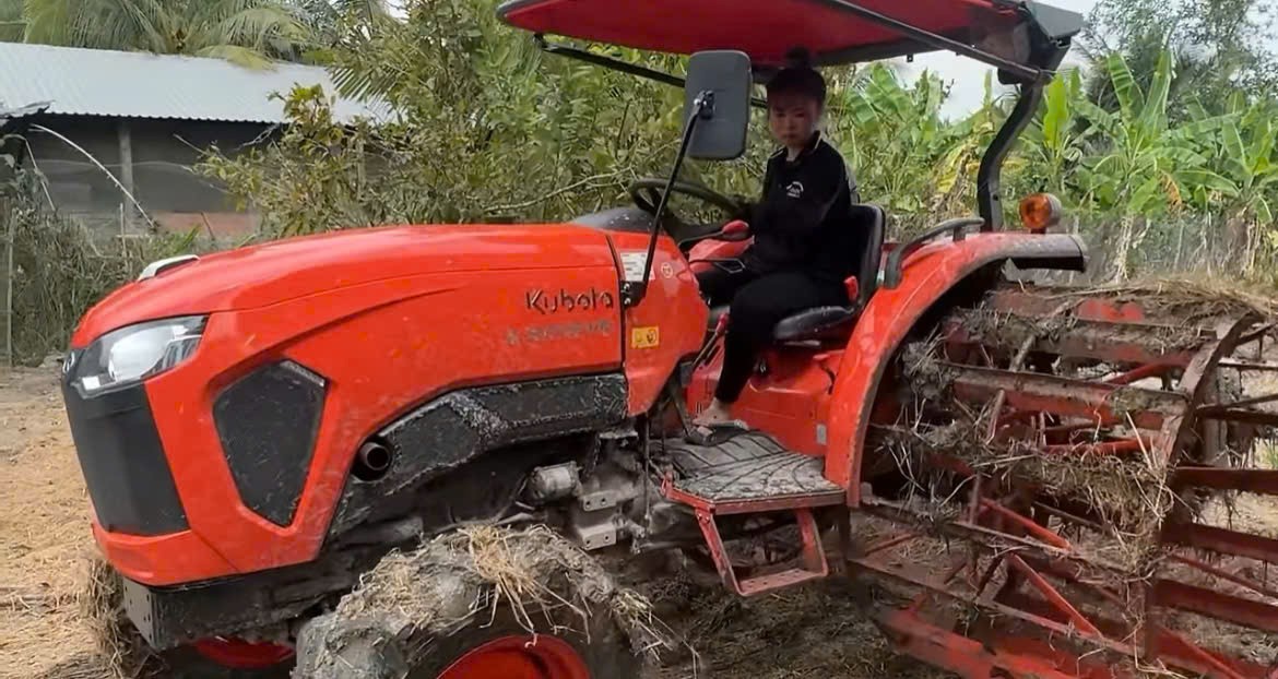 Cô gái 19 tuổi lái máy cày 12 tiếng mỗi ngày, kiếm tiền triệu phụ giúp gia đình Cô gái 19 tuổi lái máy cày 12 tiếng mỗi ngày, kiếm tiền triệu phụ giúp gia đình