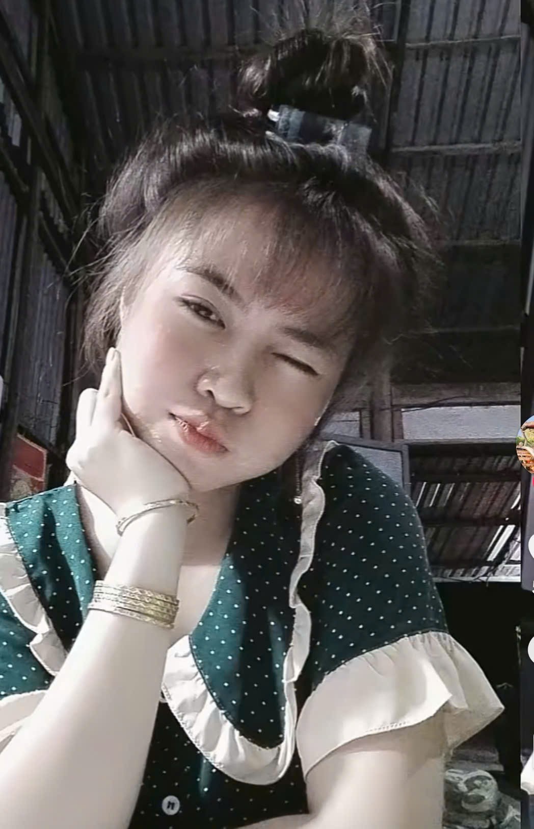 Cô gái 19 tuổi lái máy cày 12 tiếng mỗi ngày, kiếm tiền triệu phụ giúp gia đình Cô gái 19 tuổi lái máy cày 12 tiếng mỗi ngày, kiếm tiền triệu phụ giúp gia đình