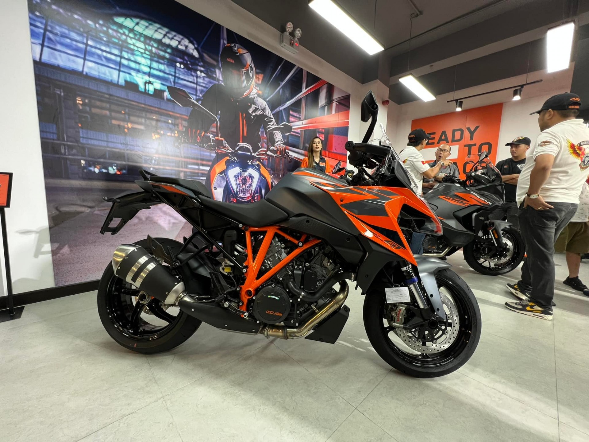 KTM đóng cửa toàn bộ showroom